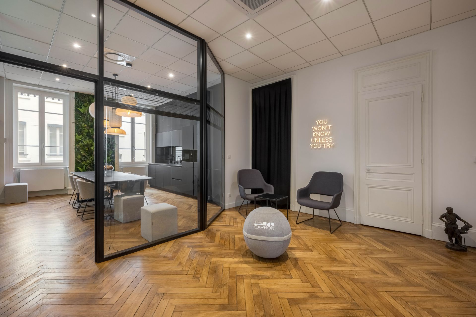 Aménagement de bureaux professionnels UP & DESK - Solutions modernes, ergonomiques et design à Lyon_3