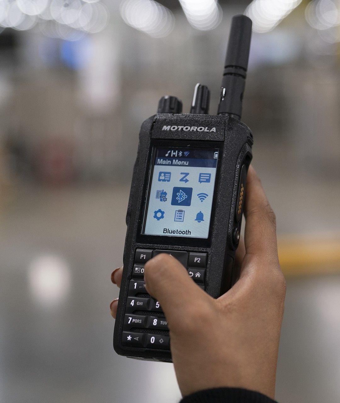 Portatif radio DMR Motorola R7 - Audio clair et robuste avec GPS, Bluetooth et Wi-Fi_2