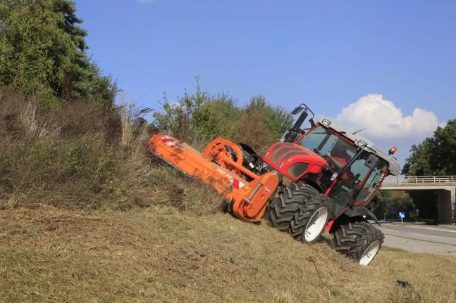 Largeur de travail 1,75 à 2,10 m pour broyeur frontal