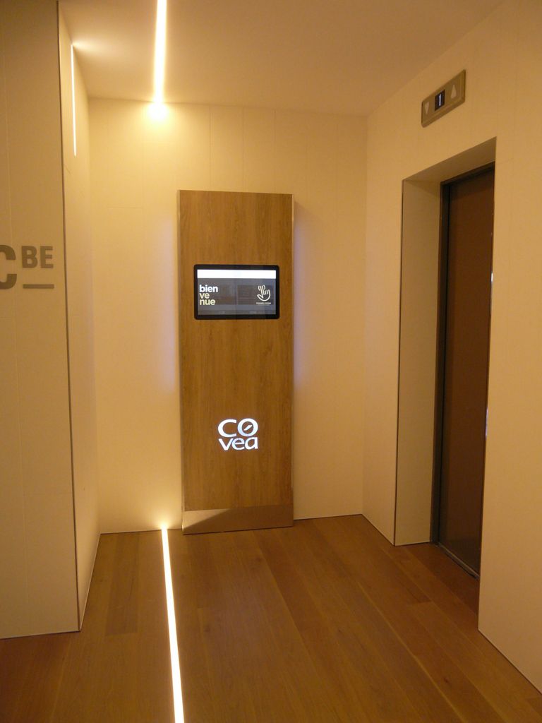 Borne interactive indoor - ViaDirect Lémurien - écran haute luminosité, options NFC et QR code_3