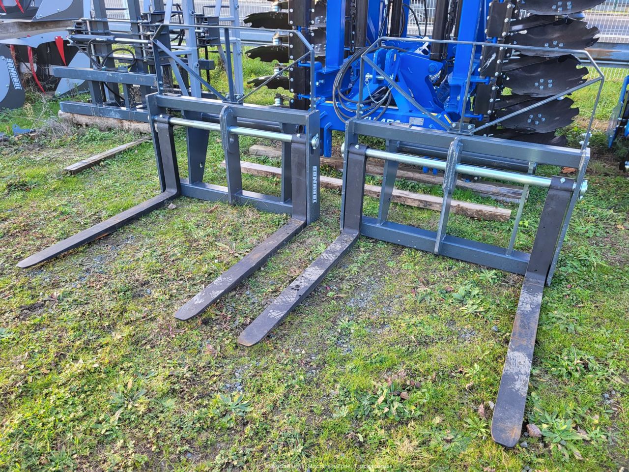 Lève palette ou fourche à palette avec attelage Manitou - SONAROL WPL_2