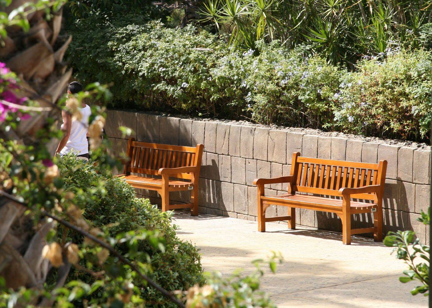 Banc public Göteborg UM345 - bois tropical traité avec finition teinte naturelle_2