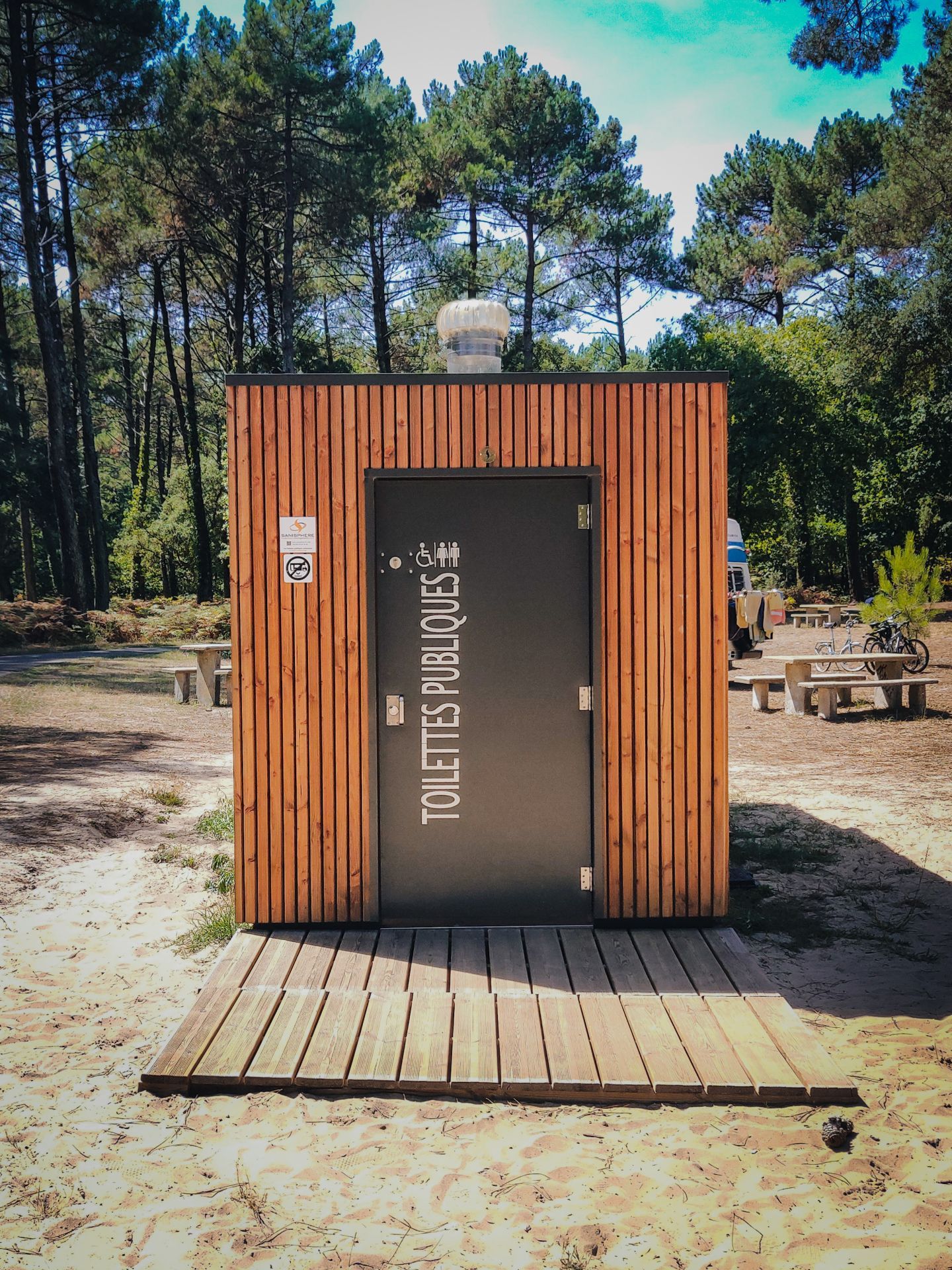 Toilette publique avec deux cabines non PMR