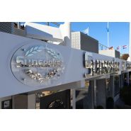 Enseigne 3D en cuivre brossé pour façade