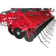 Machine agricole équipée de 4 distributeurs pour dosage précis