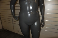 Mannequin femme noir légèrement brillant pour présentation