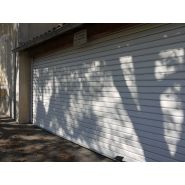 Rideau métallique à lames acier sur mesure - Robustesse, occultation et normes de sécurité_2