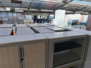 Armoire basse Steelcase d'occasion - structure solide gris clair, portes rideaux métalliques et top en bois_2