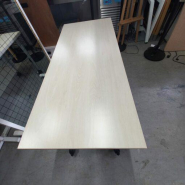 Table bureau d'occasion 140 x 60 cm - pieds métal alu - 2 roulettes, 2 fixes - plateau mélaminé gris - couleur bois chêne_2