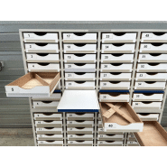 Meuble d'occasion de laboratoire - 32 tiroirs sur pieds en métal - Référence P21091175_2