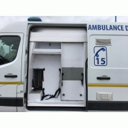 Ambulance équipée d'une table électrique et brancard