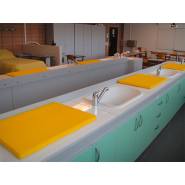 Paillasse puériculture économique 2400 x 750 x 900 mm - Réf SPE 9193 - BIOLAB, avec baignoire moulée et rangement intégré_2