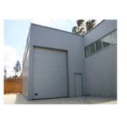 Porte sectionnelle industrielle motorisée - Panneaux sandwich 40 mm anti-pincement - Joint d'étanchéité - Norme EN13241-1_2