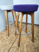 Tabouret de bureau haut Centro GTR2 d'occasion - chêne massif - assise capitonnée - anneau support de pied en métal argenté_2