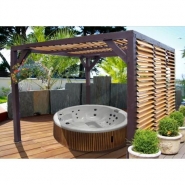 Pergola en bois robuste avec ventelles amovibles sur le toit et un côté