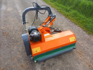 Broyeur agricole avec déport latéral et entraînement par courroie