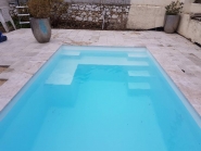 Kit piscine en coque polyester Wallis avec matériel de filtration inclus