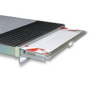 Rampe d'accès escamotable, frontale pour pmr avec tapis intégré,  hauteur de franchissement de 9 à 18 cm - urb accède 900_2