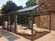 Serre de jardin Borabora - Toiture et parois en verre sécurit float clair - Structure en aluminium noir avec lounge et patio_2