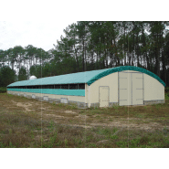 Abri tunnel pour élevage avec couverture en bâche ou tôle