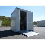 Cabine sanitaire PMR avec options de rampe et palier antidérapants