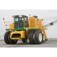 Récolteuse Oxbo 8430 avec ventilateurs puissants intégrés