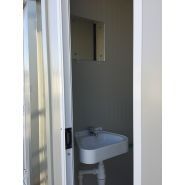 Cabine WC avec porte vitrée en aluminium laqué blanc