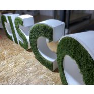 Lettres et logo végétales 3D en polystyrène - Lettres, Violet, Herbe synthétique pour l'intérieur et l'extérieur_1