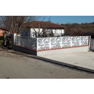 Panneaux de clôture métallique avec rigidité renforcée