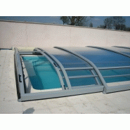 Abri de piscine compact avec encombrement réduit à 2,4m une fois replié