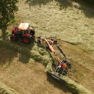 Système SideShift de l'andaineur RA2071T pour ramassage au plus près des bordures