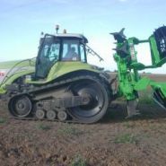 Outil agricole avec attelage au tracteur 3 points