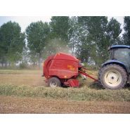 Vue latérale de la presse à balle ronde supertino sp1500 avec pick-up de 190 cm