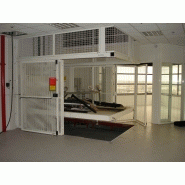 Monte charges avec porte rapide et commande par boîte à boutons