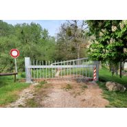 Barrière articulée avec structure galvanisée et remplissage en béton armé