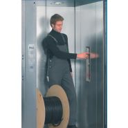 Appareil de levage avec suspension par chaînes à rouleaux