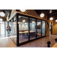 Cloison amovible avec rail laqué personnalisable RAL 9010