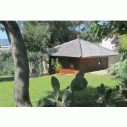 Chalet en bois plain-pied - 20 m² en kit - toit multipente - bois exotique Merbeau - isolation RT2012_2