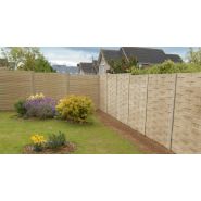 Clôture en béton teintée ton pierre sable avec entretien facile