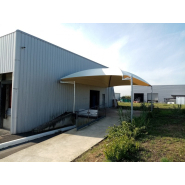 Préau sur mesure en acier galvanisé pour usines - Toit en toile 10 ans, résistant au feu M2, grêle et vent jusqu'à 130 km/h_2