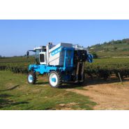 Tracteur adapté aux vignobles avec extensibilité de voie jusqu’à 2,95 m