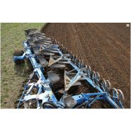 Rouleau agricole avec pression d'appui réglable hydrauliquement