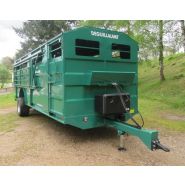 Remorque vachère avec barrière de séparation multi-position