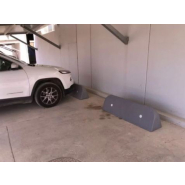 Butée de parking en béton Topy - Grise avec dispositifs rétroréfléchissants et vis d'élévation_2
