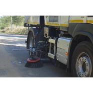 Équipement de balayage haute pression avec balai central et brosses latérales