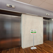 Porte-messages Cadro-Clic A4 double-faces - Pied H 158 cm - Réf : 214063 - Cadre alu anodisé avec plexiglass antireflets_2