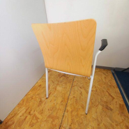 Chaise visiteur en bois d'occasion - Eastside - Empilable avec accoudoirs - 4 pieds - Style contemporain_2