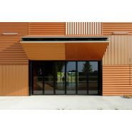 Porte avec vantaux articulés et guidage par rail