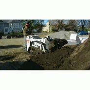 Mini chargeuse sur chenilles - conducteur marchant_2