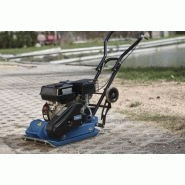 Plaque vibrante compacte équipée d'un mouvement d'avance automatique